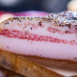 Guanciale stagionato al pepe