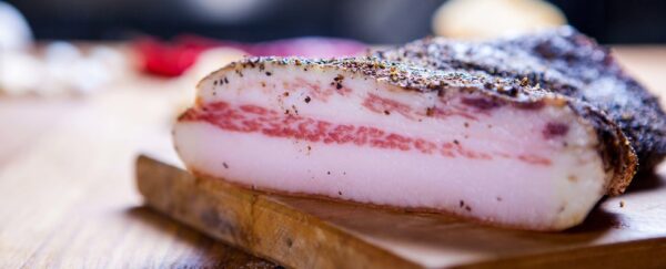 Guanciale stagionato al pepe