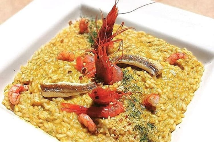 Risotto allo zafferano con gamberi rossi, gallinella, capperi e nocciole